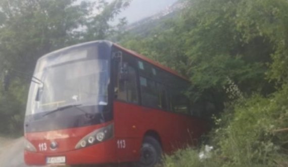 Autobusi me pasagjerë përplaset me vetura