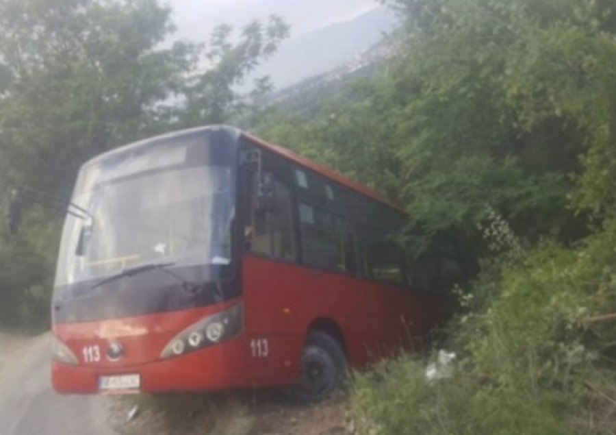 Autobusi me pasagjerë përplaset me vetura