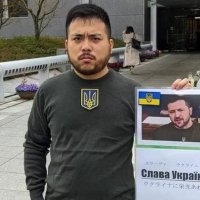 Studenti japonez shkon në diplomim i veshur si Zelenski