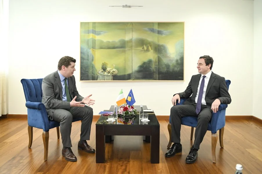 Për marrëveshjen me Serbinë Kurti e informon edhe ambasadorin irlandez