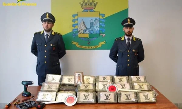 Gjendet kokaina e fshehur mes bananeve, arrestohen tre shqiptarë në Itali