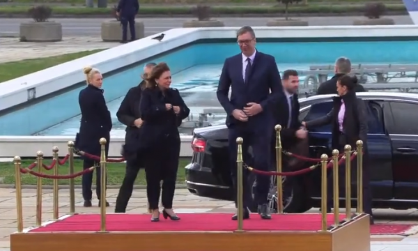 Presidentja e Greqisë zbarkon në Beograd një ditë pasi tha “s’e njohim Kosovën”