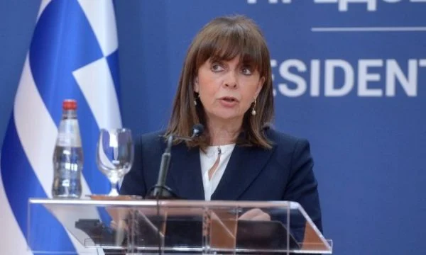 Presidentja e Greqisë përserit qëndrimin e saj: S’e njohim Kosovën