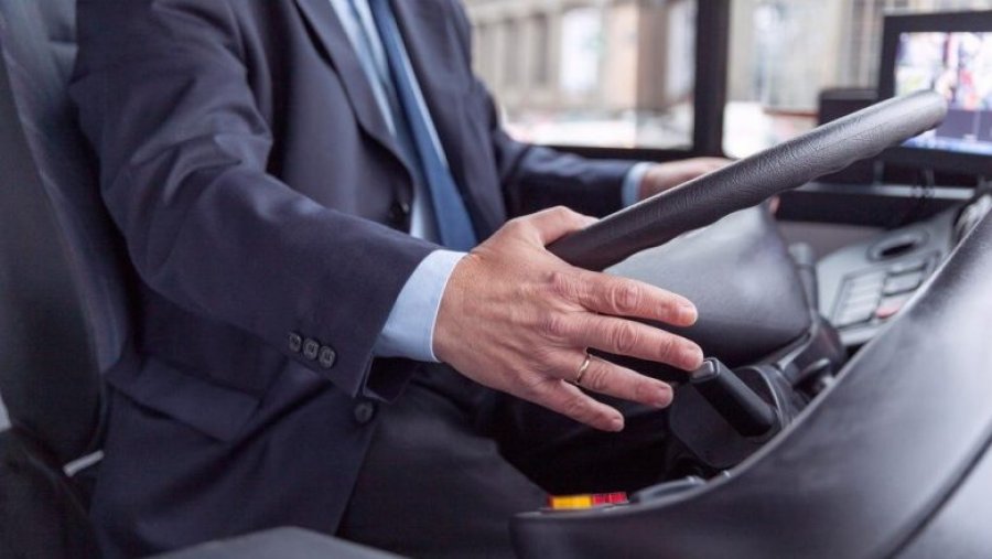 Humbi kontrollin dhe përplas automjetet, arrestohet shoferi i autobusit