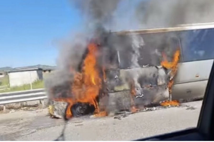 Përfshihet nga flakët autobusi 