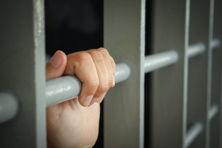 Dënohet me 1 vit burg studentja