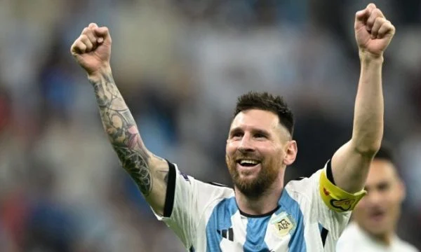 Messi e arrin shifrën e 100 golave me Argjentinën, realizon “hat-trick”
