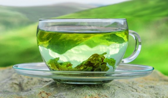 Çaji i gjelbër: zgjidhja natyrale kundër djersitjes së tepërt