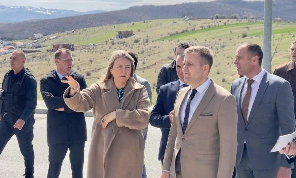 Delegacioni danez 'inspekton' nga afër hapësirat e bu'rgut