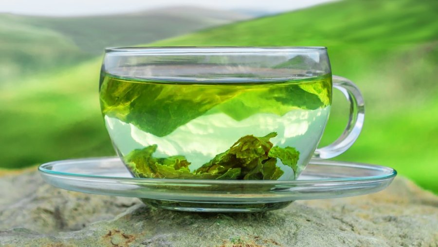 Çaji i gjelbër: zgjidhja natyrale kundër djersitjes së tepërt