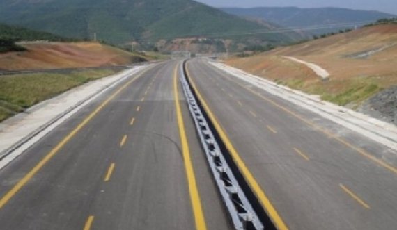 Digjet një veturë në autostradën 'Ibrahim Rugova'