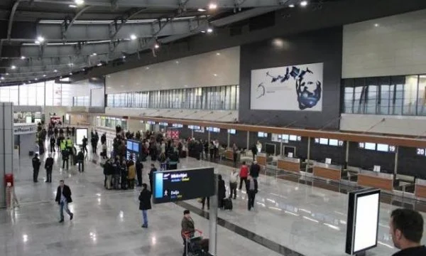 Dy persona rrahin policin në aeroportin “Adem Jashari”, dërgohet në QKUK