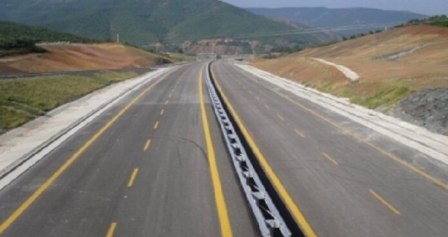 Digjet një veturë në autostradën 'Ibrahim Rugova'