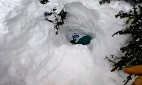 Skiatori shpëton kolegun e 'groposur' nga bora