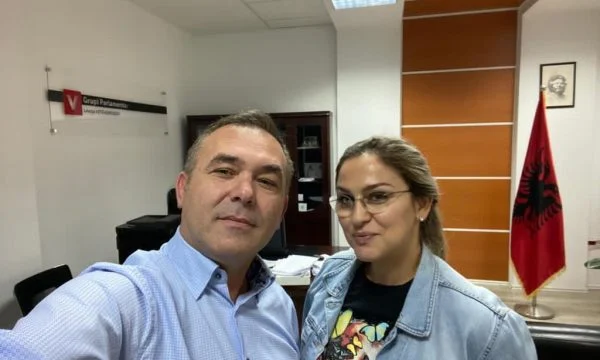 Gruaja e Rexhep Selimit thotë se burri i saj nuk e shkarkoi avokatin