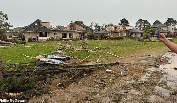 Tornado me fuqi shkatrrimtare godet qytetin,  shkul pemë e shkatërron shtëpi