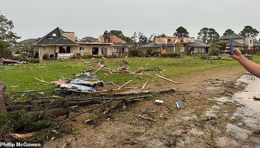 Tornado me fuqi shkatrrimtare godet qytetin,  shkul pemë e shkatërron shtëpi