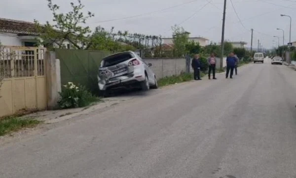 Vetura përplas veturën e parkuar anës rrugës