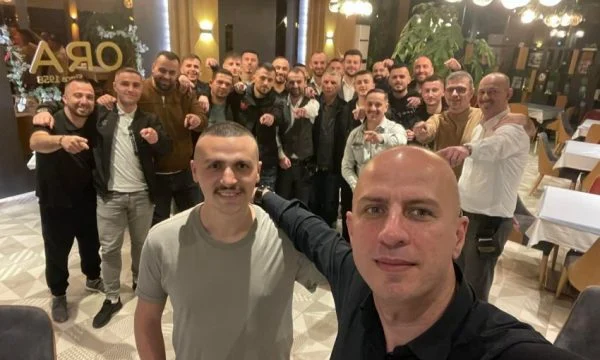 Djali i ushtarit të UÇK-së merr rrugën e mërgimit,
