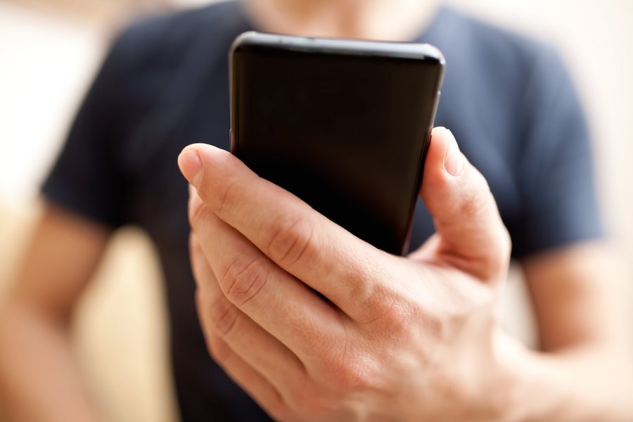 Viti: Babai nga mërgimi i kërcënon në telefon djalin dhe renë e tij