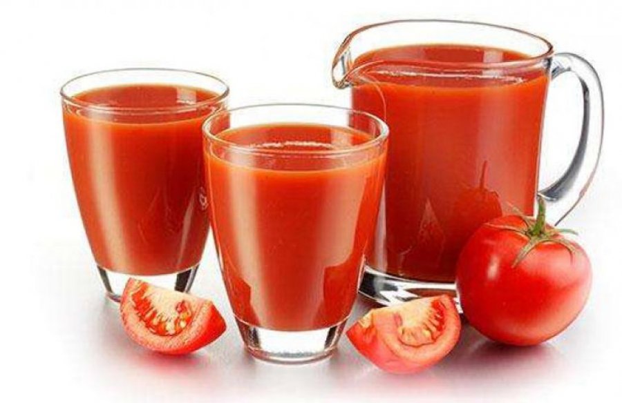 Arsyet që detyrimisht duhet konsumuar lëngun e domateve