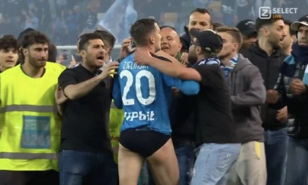 Tifozët e ndezur të Napolit “zhveshin“ Zielinskin nga entusiazmi i fitores