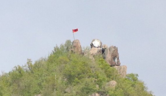 Në një shkëmb në Zveçan vendoset flamuri kuq e zi 