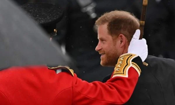 Harry shkon në kurorëzimin e Charles, mungon Meghan