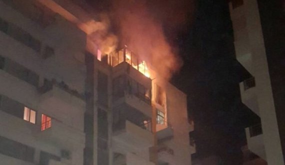  Shpërthen në flakë kati i fundit i një banese