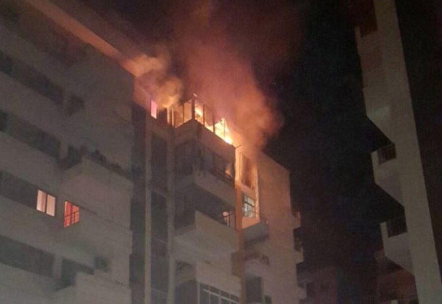  Shpërthen në flakë kati i fundit i një banese