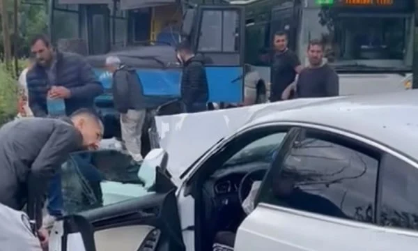 Autobusi përplaset me veturën, lëndohen 6 persona