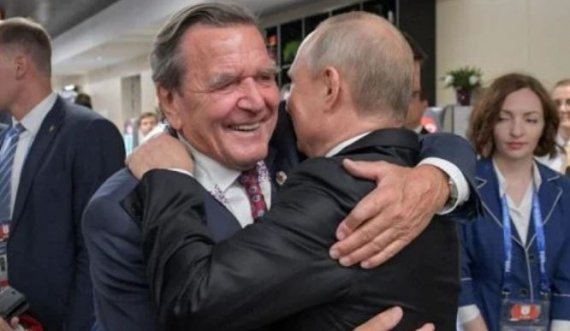 Schroeder kapet në ambasadën ruse në Berlin