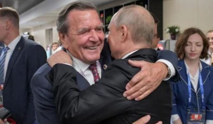 Schroeder kapet në ambasadën ruse në Berlin