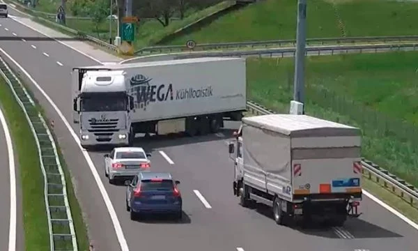  37 vjeçari futet me kamion në drejtim të gabuar në autostradë, e pëson keq nga Policia