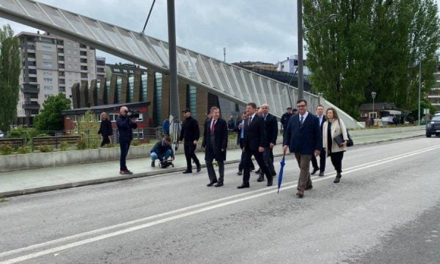 Lajçak simbolikisht e ka “hapur” Urën e Ibrit, shkon këmbë në Veri 