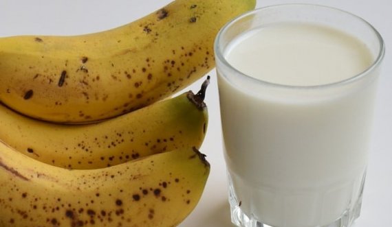 Banane, ananas dhe qumësht të ngrohtë për shërim të pagjumësisë