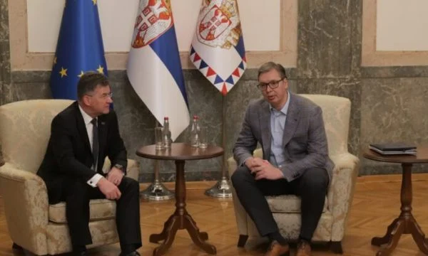 Lajçak flet për takimin që pati me Vuçiqin e Petkoviqin, u diskutua për zbatimin e Marrëveshjes