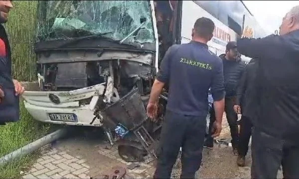 Autobusi me pasagjerë përplaset me kamionin, bëhet copash