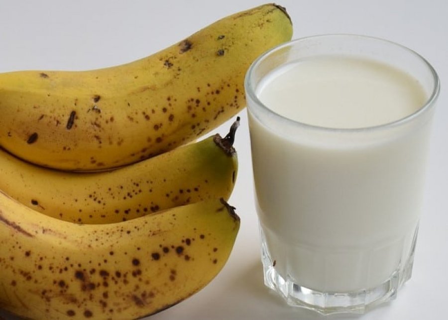 Banane, ananas dhe qumësht të ngrohtë për shërim të pagjumësisë
