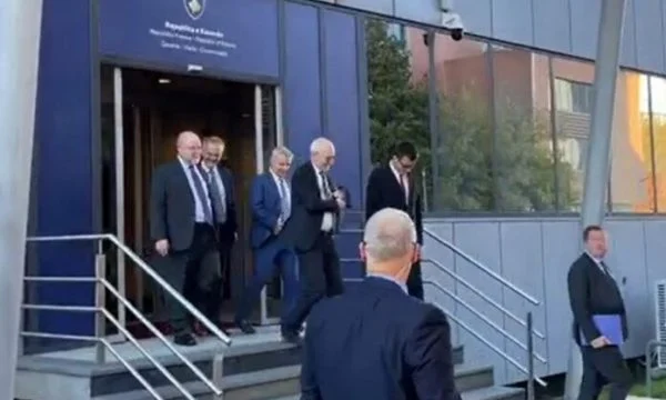 Përfundon takimi i Kryeministrit  Kurtit me ambasadorët e QUINT-it, nuk deklarohen për media