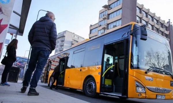 Trafiku Urban reagon pasi një grua u alivanos në autobus