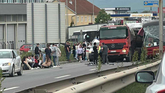 30 persona të lënduar nga aksidenti mes autobusit dhe kamionit në Vragoli të Prishtinës