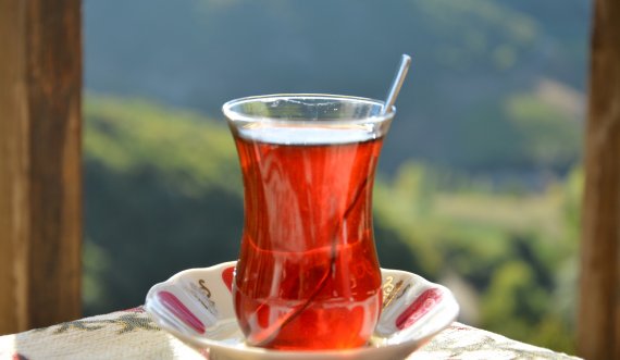 Ja gabimi që të gjithë bëjnë kur përgatisin çajin