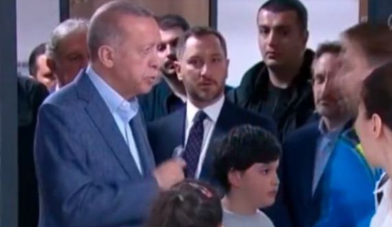 Ja momenti i dy turqve në vendvotim kur e shohin Erdoganin 