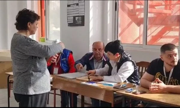 Zgjedhjet në Shqipëri: Deri tani pjesëmarrje e ulët në votime