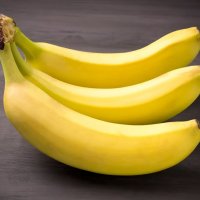 Një banane mesatare përmban rreth 14 gramë sheqerna