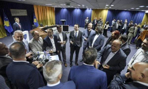 Albin Kurti takon kryetarët e komunave të Kosovës