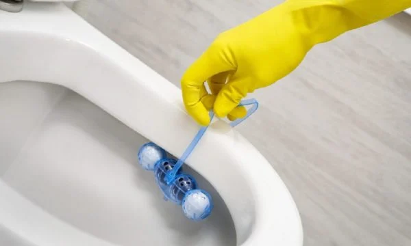 Ja si ta zhbllokoni tualetin me ndihmën e një shisheje plastike