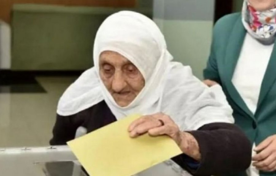 112-vjeçarja turke shkoi në qendër për të votuar të preferuarin e saj