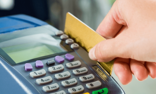 Tre të arrestuar në Prishtinë për keqpërdorim të kartelave bankare